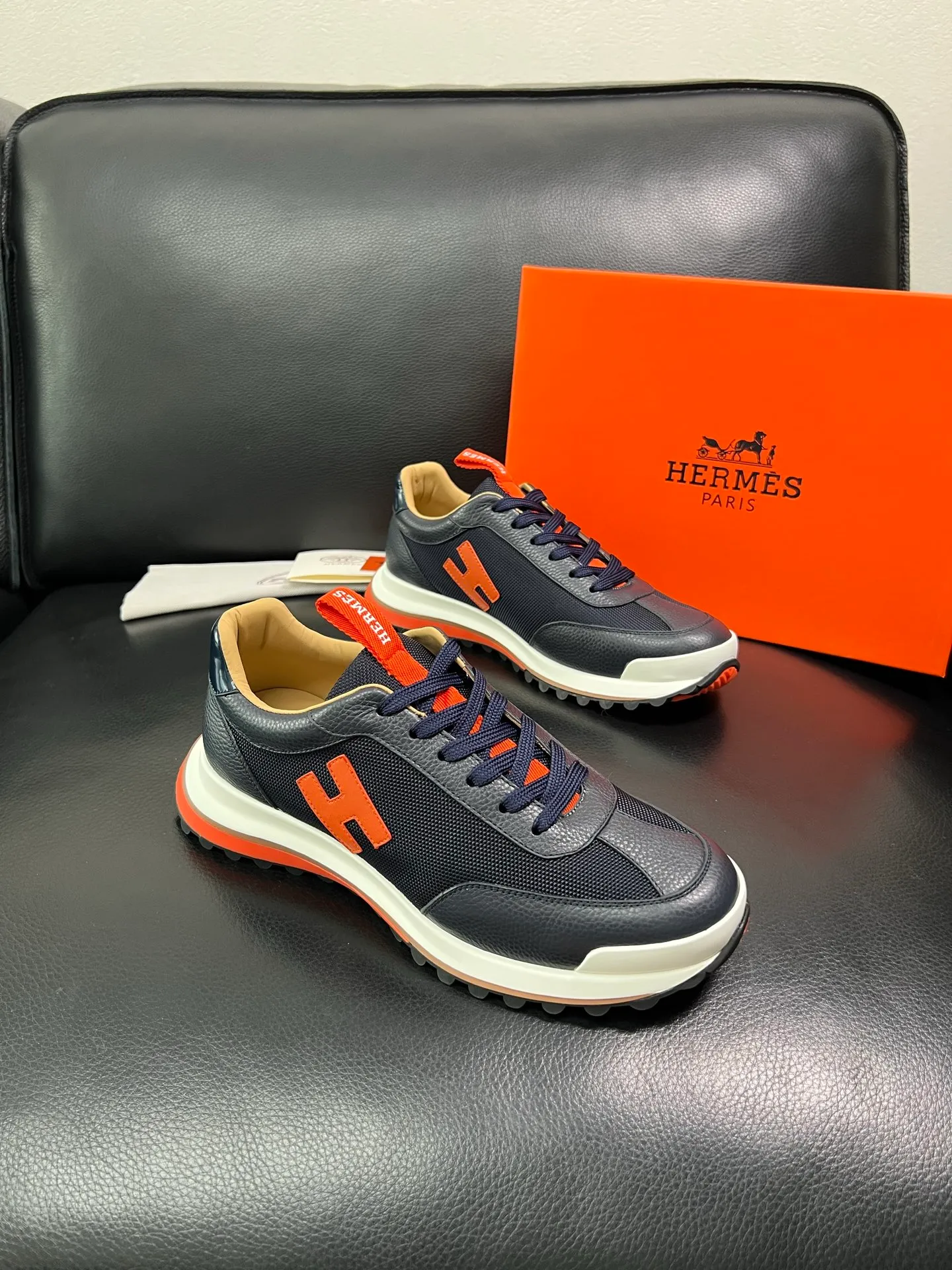 Men's shoes 💰800 Hermes top purchasing Hermes counters are on sale at the same time with original factory configuration, original cowhide imported from Italy and mesh fabric, high-quality splicing technology, fully imported water-dyed cowhide lining, soles: original soles specially provided by the original factory are super comfortable, the original factory follows the order and high quality, you can enter and exit the counter at will, you are welcome to compare and synchronize with the counter, code number 39-44 (customized 38 45) 85863